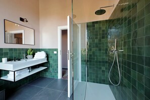 Douche, sĂšche-cheveux, bidet, serviettes fournies