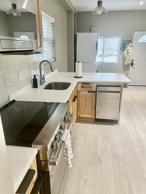 Køleskab, mikrobølgeovn, ovn, kogeplade