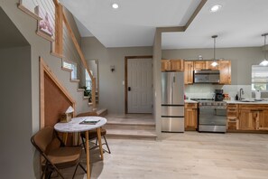 Køleskab, mikrobølgeovn, ovn, kogeplade