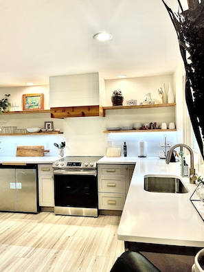 Fridge, microwave, oven, stovetop - Stylish Studio in Historic High Springs, 5 min Walk to Restaurants, Shops, Bars! (High Springs)