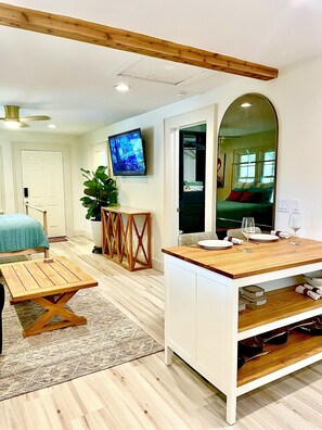 1 bedroom, desk, iron/ironing board, free WiFi - Stylish Studio in Historic High Springs, 5 min Walk to Restaurants, Shops, Bars! (High Springs)