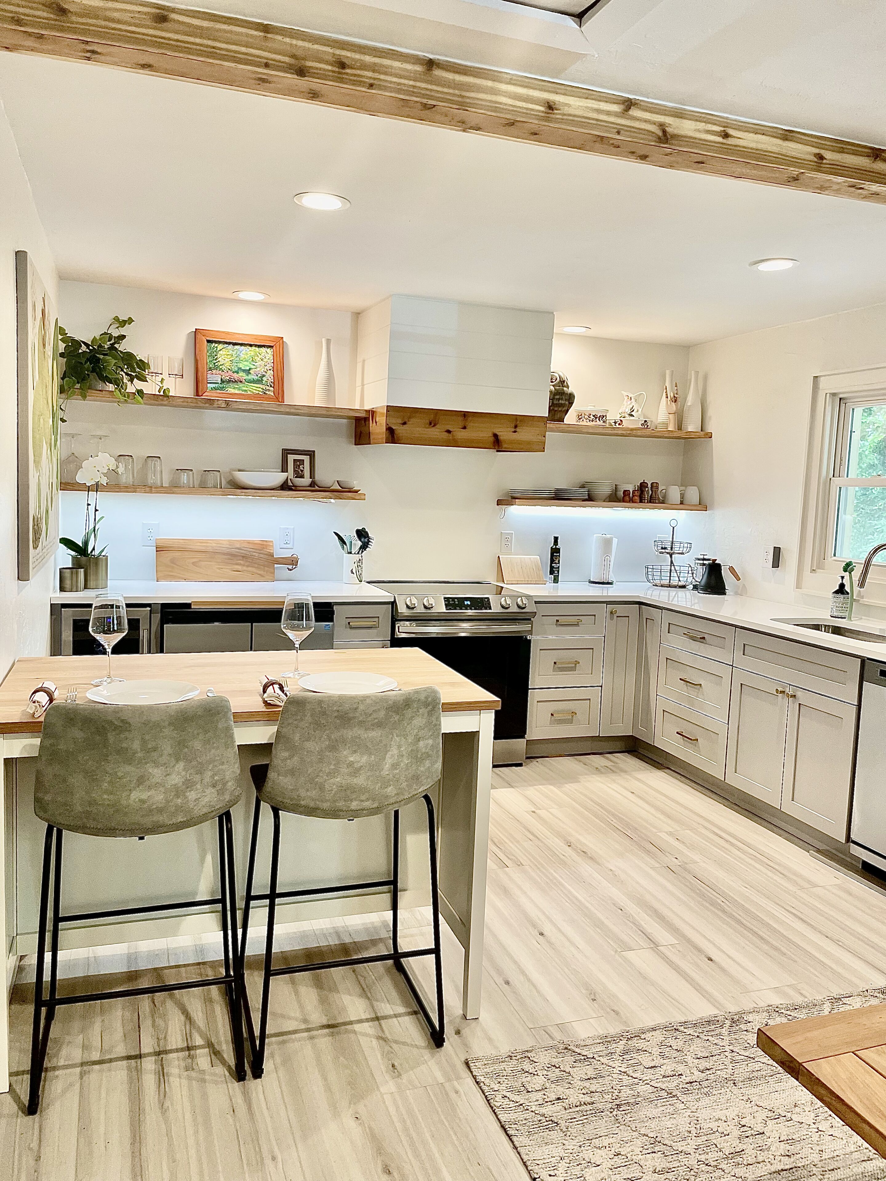 Jääkaappi, mikroaaltouuni, uuni, liesi