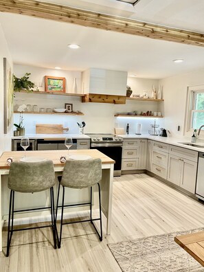 Fridge, microwave, oven, stovetop - Stylish Studio in Historic High Springs, 5 min Walk to Restaurants, Shops, Bars! (High Springs)