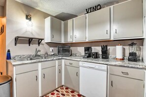 Réfrigérateur, micro-ondes, plaque de cuisson, lave-vaisselle