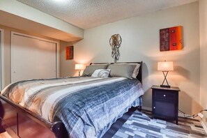 2 bedrooms, iron/ironing board, WiFi, bed sheets - Quaint , Cozy Basement Apartment (Colorado Springs)