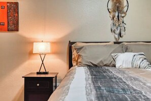 2 bedrooms, iron/ironing board, WiFi, bed sheets - Quaint , Cozy Basement Apartment (Colorado Springs)