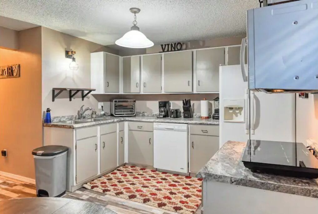 Een koelkast, een microgolfoven, een kookplaat, een vaatwasser