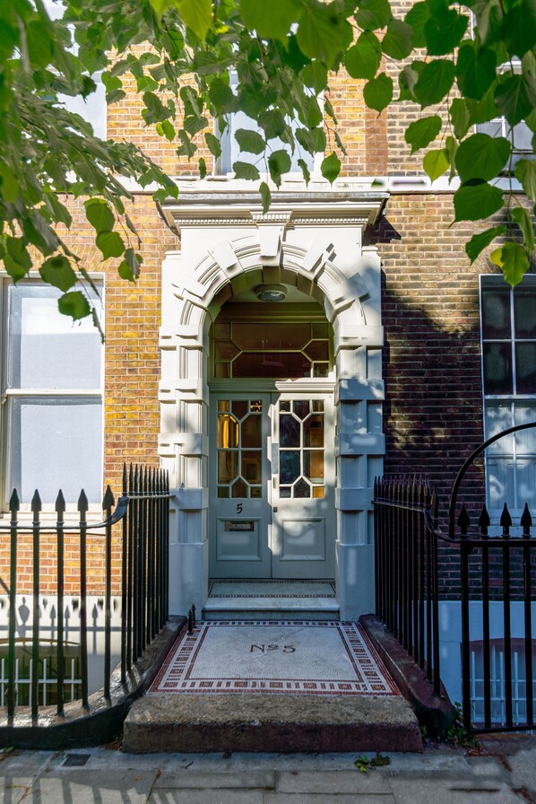 Front of property - 5 Doughty Street (London)