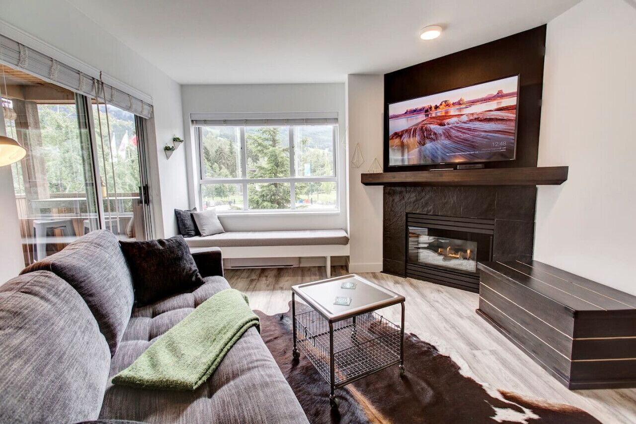 Een smart-tv, een open haard en een stereo