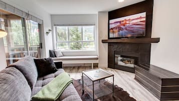 Een smart-tv, een open haard en een stereo