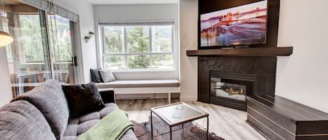 Smart TV, chimenea y estéreo