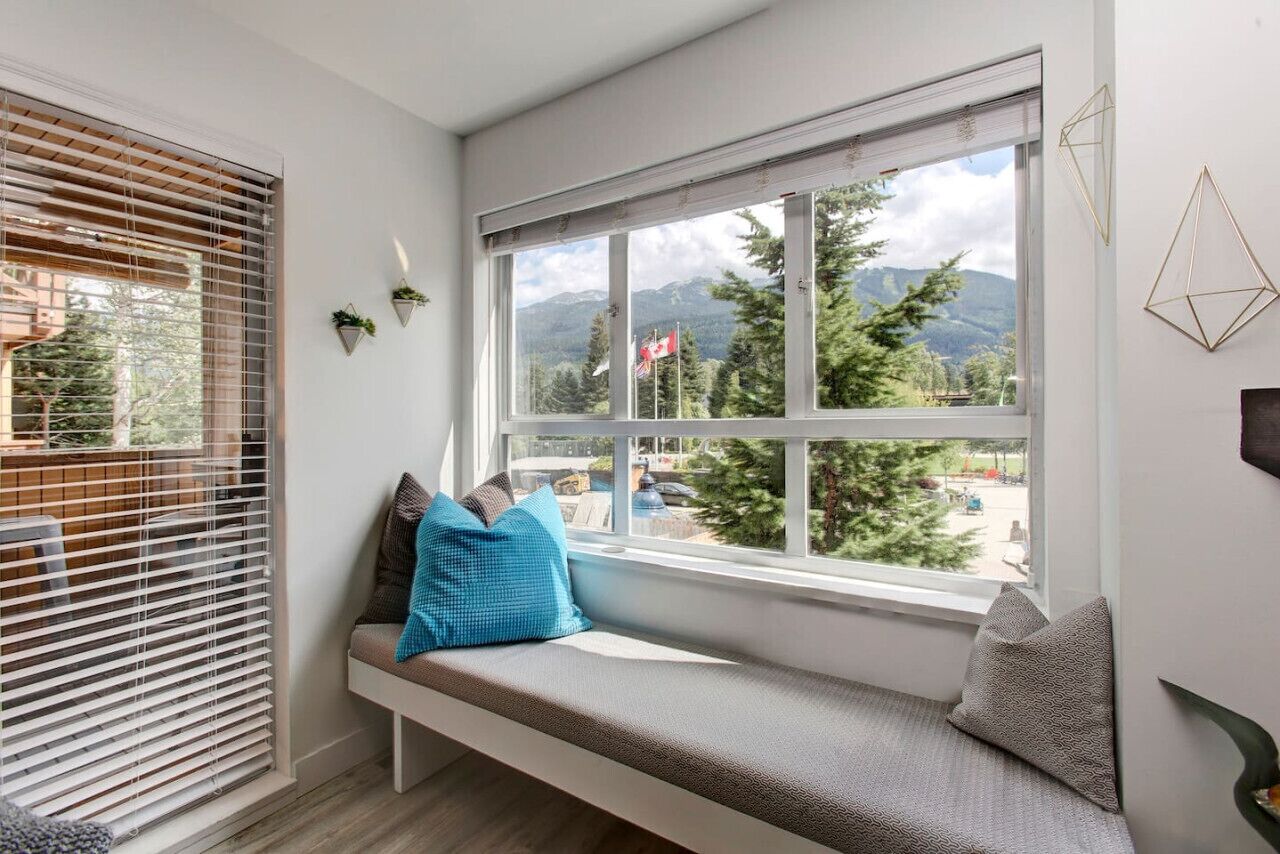 Smart-tv, een open haard en een stereo