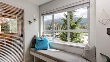 Smart TV, lareira, aparelho de som