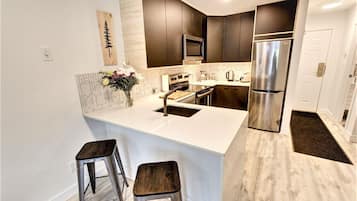 Geladeira, micro-ondas, fogão, cooktop