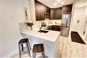 冷蔵庫、電子レンジ、オーブン、コンロ