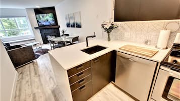 Geladeira, micro-ondas, fogão, cooktop