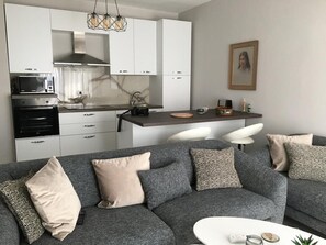 Smart TV, books - New Bazaar Violin Passion Apartment (Tiranë)