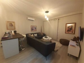 Smart TV, books - New Bazaar Violin Passion Apartment (Tiranë)