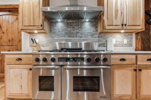 Fridge, coffee/tea maker, cookware/dishes/utensils - Laughing Bear Lodge 10k sqft On Trout Stream (Epworth)