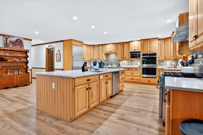 Fridge, microwave, oven, stovetop - Laughing Bear Lodge 10k sqft On Trout Stream (Epworth)