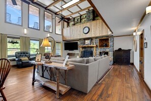 TV, fireplace - Laughing Bear Lodge 10k sqft On Trout Stream (Epworth)