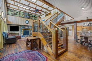 TV, fireplace - Laughing Bear Lodge 10k sqft On Trout Stream (Epworth)