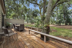 Outdoor dining - 2284 Heritage Villas - 3 Bed 3 Bath Villa overlooking Harbour Town Golf Links in Sea Pines Resort! (Hilton Head Island)