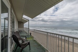 A balcony with a view of the beach and ocean. - Beachfront Family Suite - Ocean View - Full Kitchen (Lincoln City)