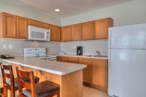 Full-size fridge, microwave, oven, stovetop