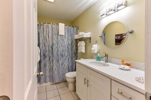 Combined shower/bathtub, hair dryer, towels