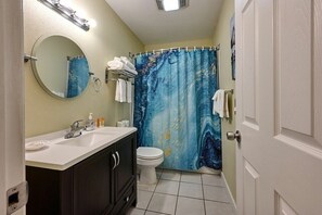 Combined shower/bathtub, hair dryer, towels, shampoo - Oceanfront Suite - Sleeps 6 - Beach Access & Full Kitchen! (Lincoln City)