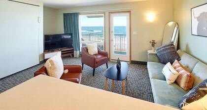King Suite - Top Floor - Ocean View - Beach Access - Pool & Hot Tub!
