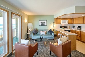 TV, offices - King Suite - Top Floor - Ocean View - Beach Access - Pool & Hot Tub! (Lincoln City)