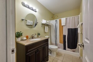 Shower, hair dryer, towels, shampoo - King Suite - Top Floor - Ocean View - Beach Access - Pool & Hot Tub! (Lincoln City)