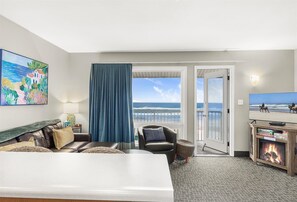 TV, offices - Oceanfront Family Suite - Full Kitchen - Beautiful Views and Pool & Hot Tub Access! (Lincoln City)