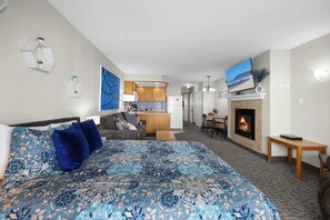 Una televisión, una chimenea, un reproductor de DVD