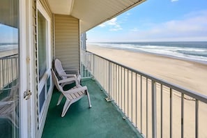 Property grounds - Oceanfront Family Suite With Beautiful Views - Full Kitchen - Pool & Hot Tub! (Lincoln City)