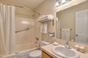 Combined shower/bathtub, hair dryer, towels