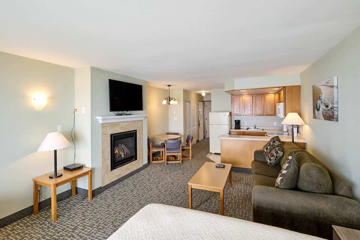 电视、壁炉、办公室