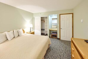 1 dormitorio, tabla de planchar con plancha, wifi y ropa de cama