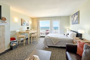 1 bedroom, iron/ironing board, WiFi, bed sheets - Amazing Ocean View Suite - Sleeps Six - Pool Access & Hot Tub! (Lincoln City)