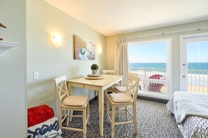 Dining - Amazing Ocean View Suite - Sleeps Six - Pool Access & Hot Tub! (Lincoln City)