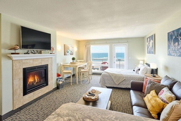 TV, fireplace, DVD player, offices - Amazing Ocean View Suite - Sleeps Six - Pool Access & Hot Tub! (Lincoln City)