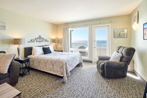 1 bedroom, iron/ironing board, WiFi, bed sheets - Ocean View Suite - Sleeps Six - Heated Indoor Pool & Hot Tub Access (Lincoln City)