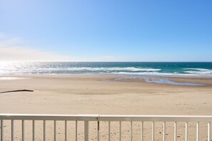 On the beach - Ocean View Suite - Sleeps Six - Heated Indoor Pool & Hot Tub Access (Lincoln City)