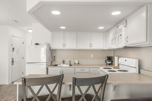 冰箱、微波炉、烤箱、炉灶