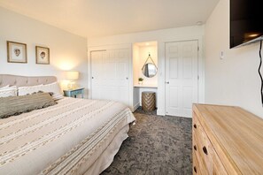 1 bedroom, iron/ironing board, WiFi, bed sheets - Deluxe Suite for 6, King Bed & Ocean Views, Pool and Hot Tub! (Lincoln City)