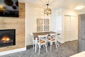 Dining - Deluxe Suite for 6, King Bed & Ocean Views, Pool and Hot Tub! (Lincoln City)