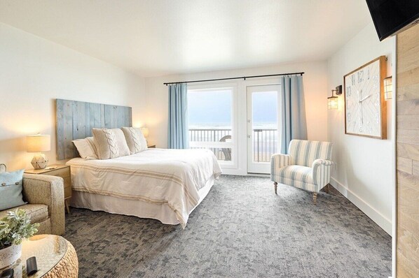 1 bedroom, iron/ironing board, WiFi, bed sheets - Deluxe Suite for 6, King Bed & Ocean Views, Pool and Hot Tub! (Lincoln City)