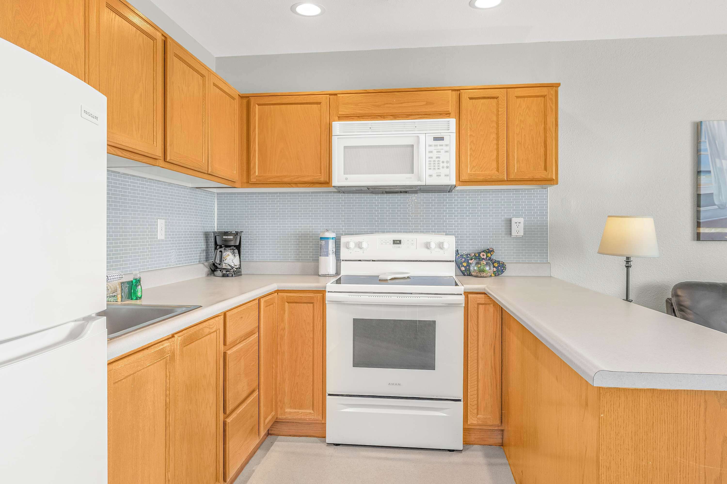 Jääkaappi, mikroaaltouuni, uuni, liesi